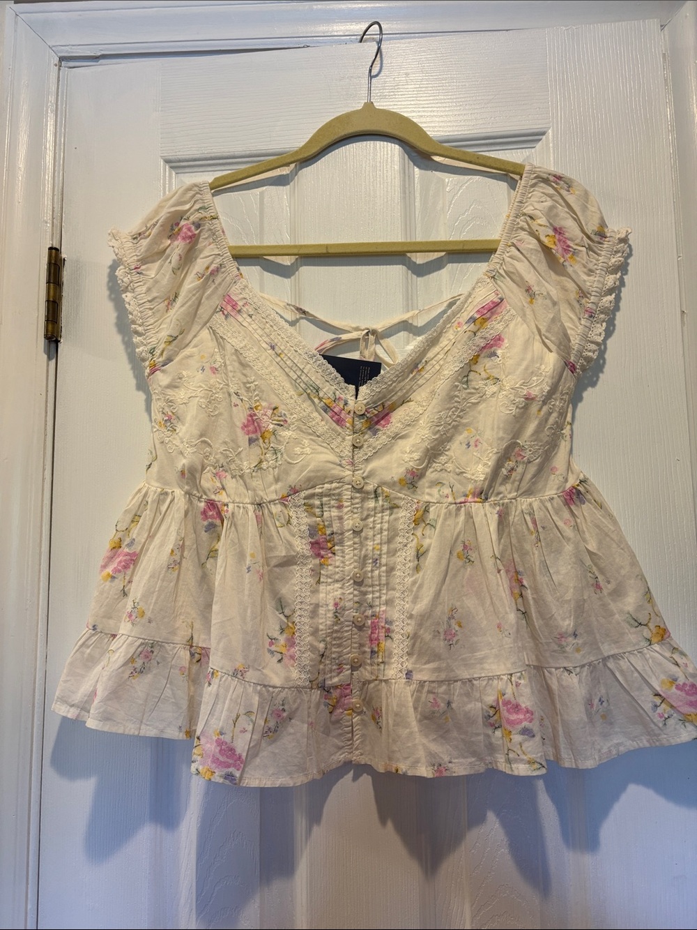 Universal Thread Cream Floral Pintuck V Neck Puff Sleeve Peplum Blouse NWT Med